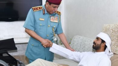 شرطة رأس الخيمة تطمئن على منتسب تعرض لحادث مروري