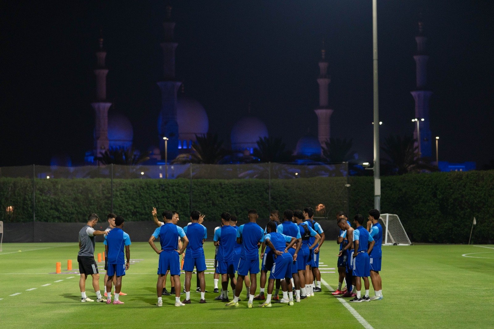 الأبيض الأولمبي يؤدي تدريبه الأول في العاصمة أبوظبي 1 الأبيض الأولمبي يؤدي تدريبه الأول في العاصمة أبوظبي