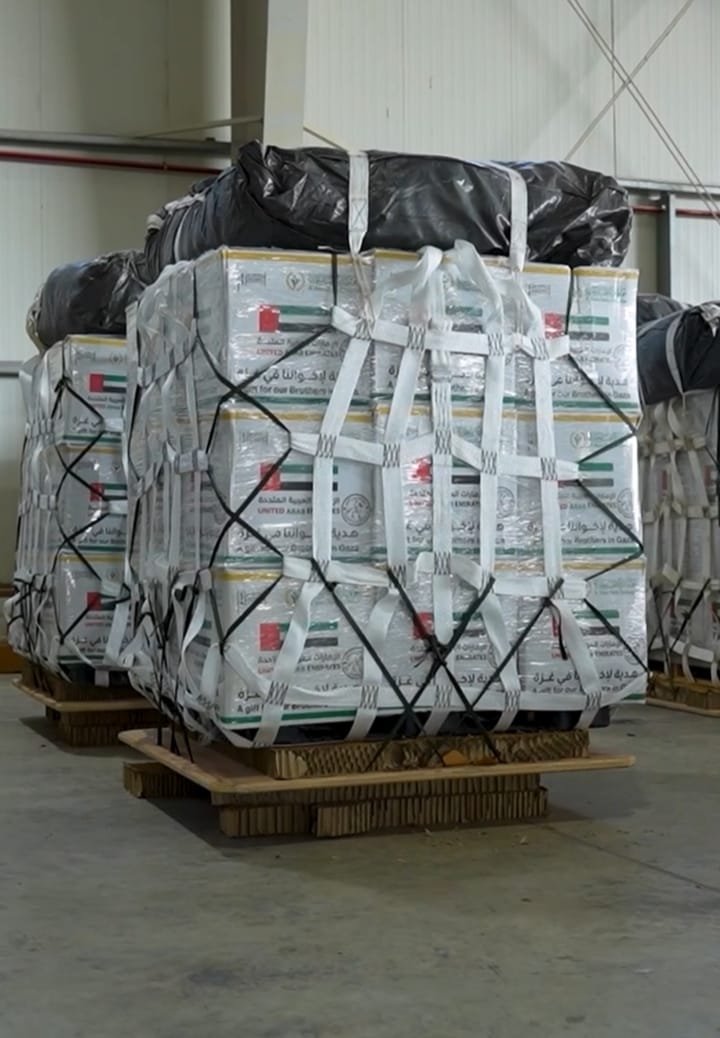 الإمارات تنفذ الإنزال الجوي الـ60 للمساعدات وتُدخل 22 شاحنة طبية إلى غزة 1 الإمارات تنفذ الإنزال الجوي الـ60 للمساعدات وتُدخل 22 شاحنة طبية إلى غزة