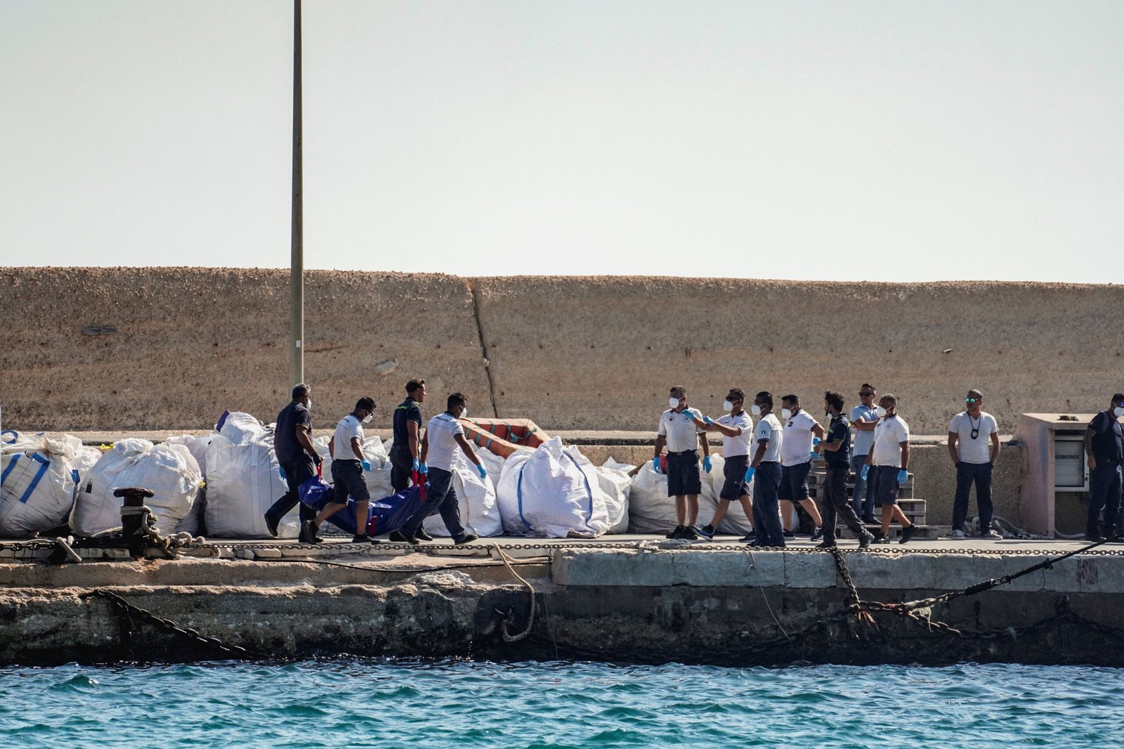 غرق قارب مهاجرين قبالة سواحل إيطاليا ومصرع 26 من ركابه 1 غرق قارب مهاجرين قبالة سواحل إيطاليا ومصرع 26 من ركابه