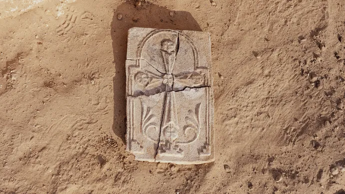 دائرة الثقافة والسياحة – أبوظبي تعلن اكتشاف صليب عتيق في موقع دير مسيحي ضمن أحدث عمليات التنقيب الأثري في جزيرة صير بني ياس 1 دائرة الثقافة والسياحة – أبوظبي تعلن اكتشاف صليب عتيق في موقع دير مسيحي ضمن أحدث عمليات التنقيب الأثري في جزيرة صير بني ياس