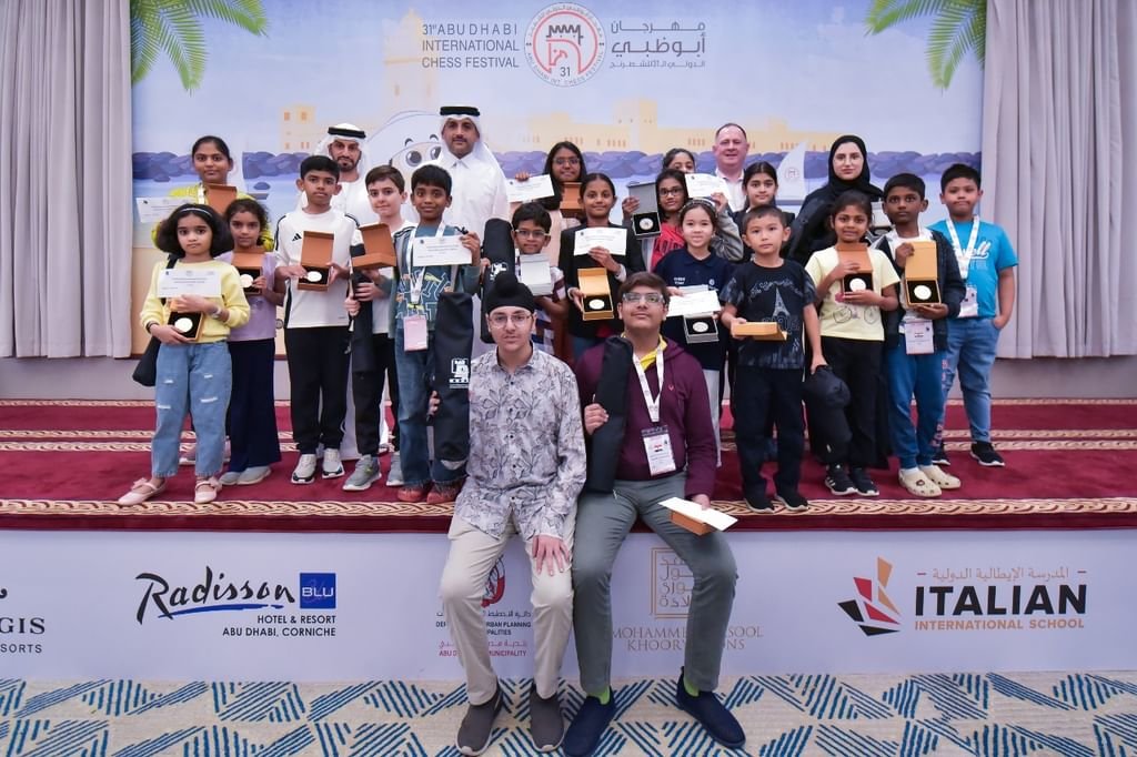"أبوظبي الدولي" يتوج أبطال "مدارس الشطرنج" بمشاركة 592 لاعبا ولاعبة 1 "أبوظبي الدولي" يتوج أبطال "مدارس الشطرنج" بمشاركة 592 لاعبا ولاعبة