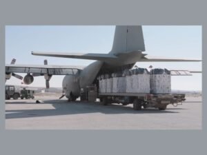 الإمارات تُنفذ الإنزال الجوي رقم 80 للمساعدات ضمن عملية "طيور الخير" لدعم غزة