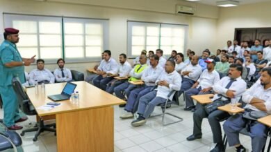 شرطة عجمان تعزز التوعية المرورية لسائقي الحافلات المدرسية