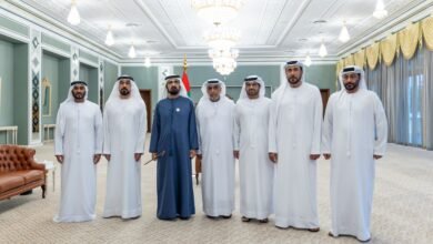 محمد بن راشد يلتقي عددا من اللواءات المتقاعدين في شرطة دبي