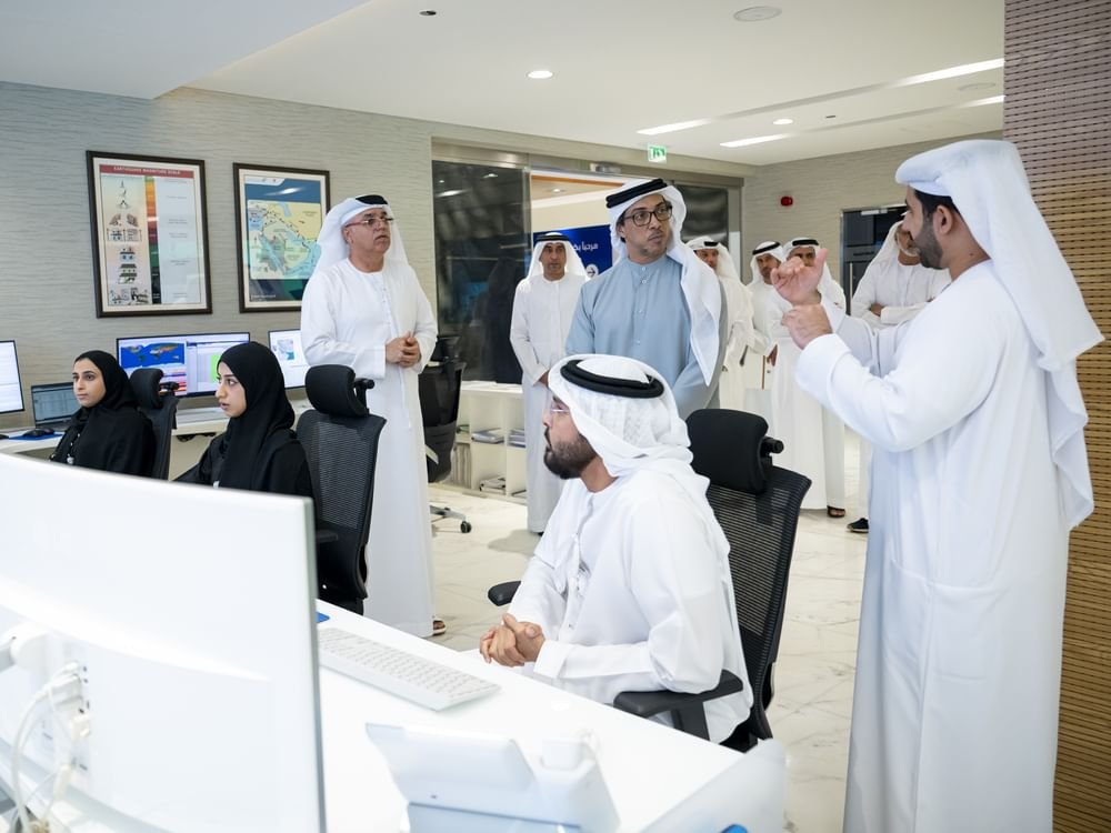 منصور بن زايد يزور المركز الوطني للأرصاد ويطلع على أبرز مشاريعه وتقنياته المتقدمة