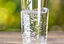 لماذا يجب أن تتوقف عن شرب الماء مباشرة بعد الأكل؟