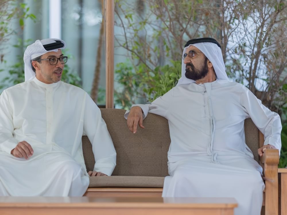 محمد بن راشد يلتقي منصور بن زايد ويبحثان سبل تعزيز مسيرة التنمية الشاملة في دولة الإمارات