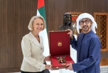 رئيس الدولة يمنح السفيرة الأمريكية وسام زايد الثاني من الطبقة الأولى