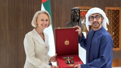 رئيس الدولة يمنح السفيرة الأمريكية وسام زايد الثاني من الطبقة الأولى