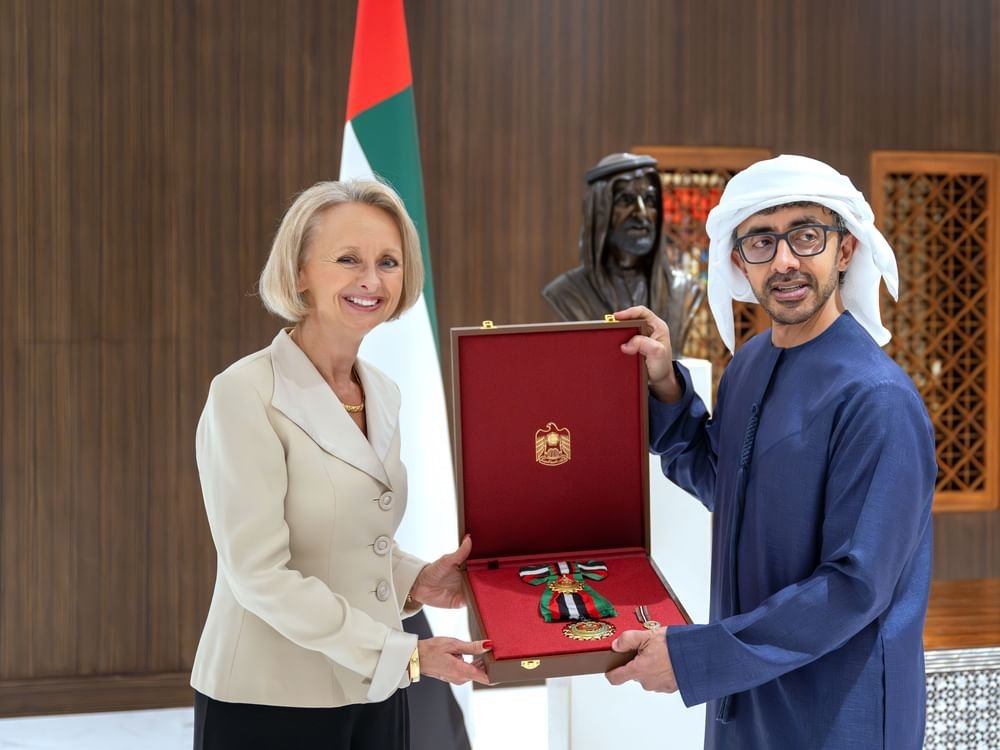 رئيس الدولة يمنح السفيرة الأمريكية وسام زايد الثاني من الطبقة الأولى
