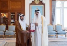 أمير قطر يمنح سفير الإمارات "وسام الوجبة"