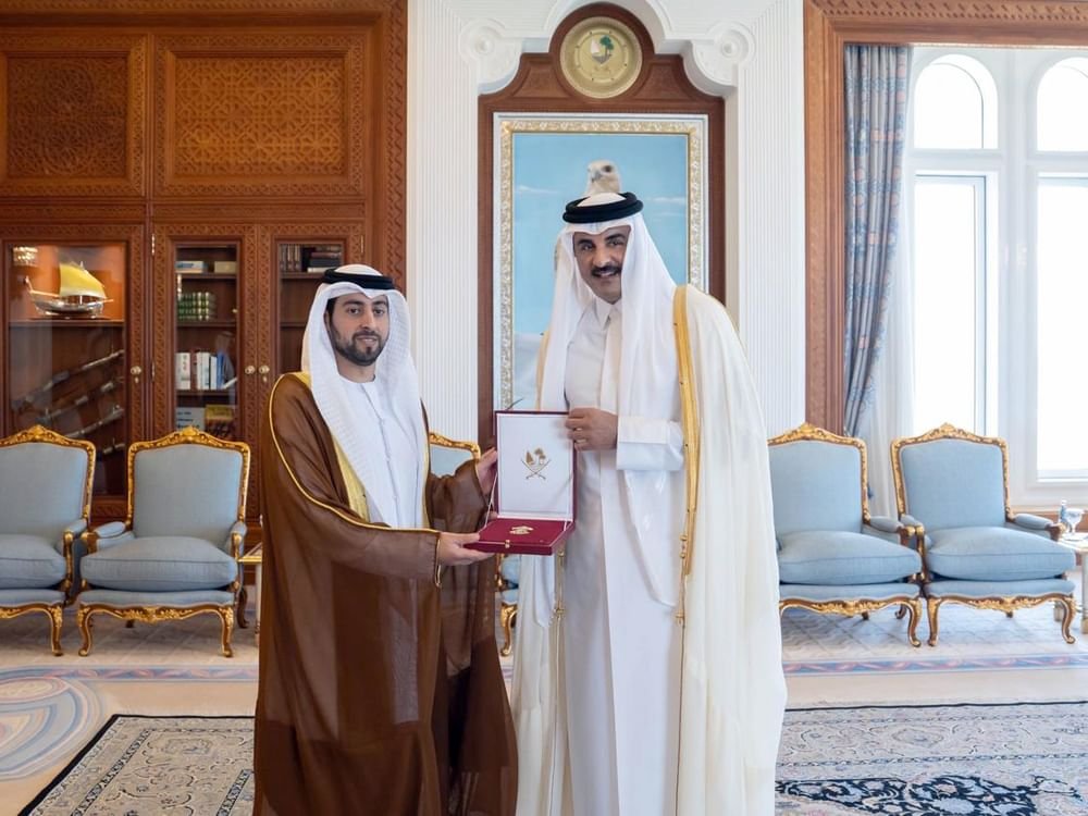 أمير قطر يمنح سفير الإمارات "وسام الوجبة" 1 أمير قطر يمنح سفير الإمارات "وسام الوجبة"