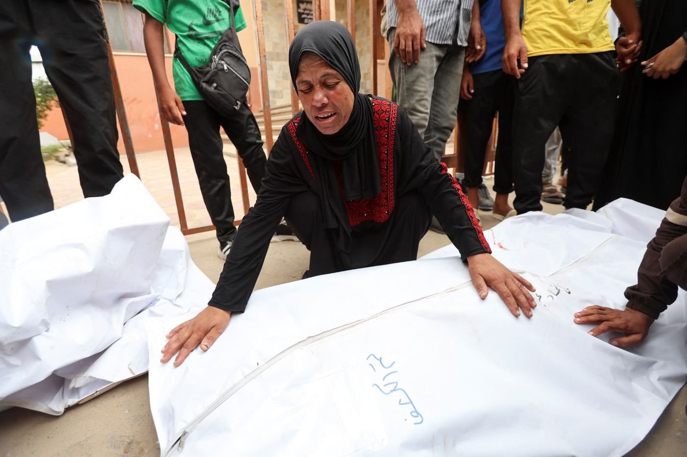 استشهاد 22 فلسطينيا بينهم 12 من منتظري المساعدات 1 استشهاد 22 فلسطينيا بينهم 12 من منتظري المساعدات