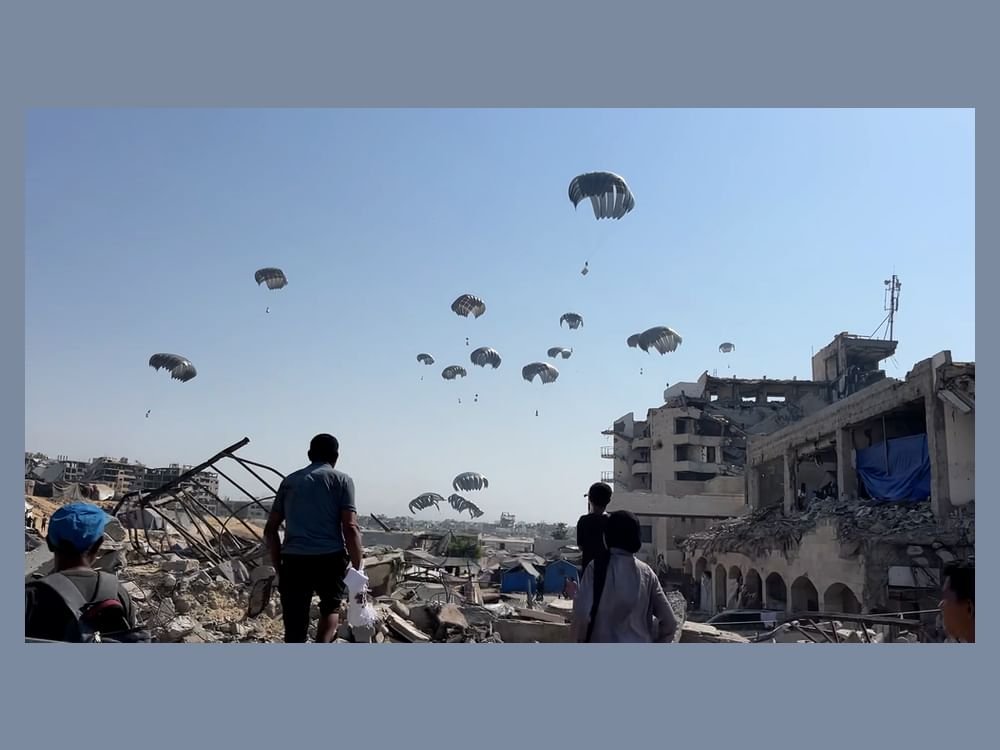 الإمارات تنفذ الإنزال الجوي الـ71 للمساعدات في قطاع غزة 1 الإمارات تنفذ الإنزال الجوي الـ71 للمساعدات في قطاع غزة