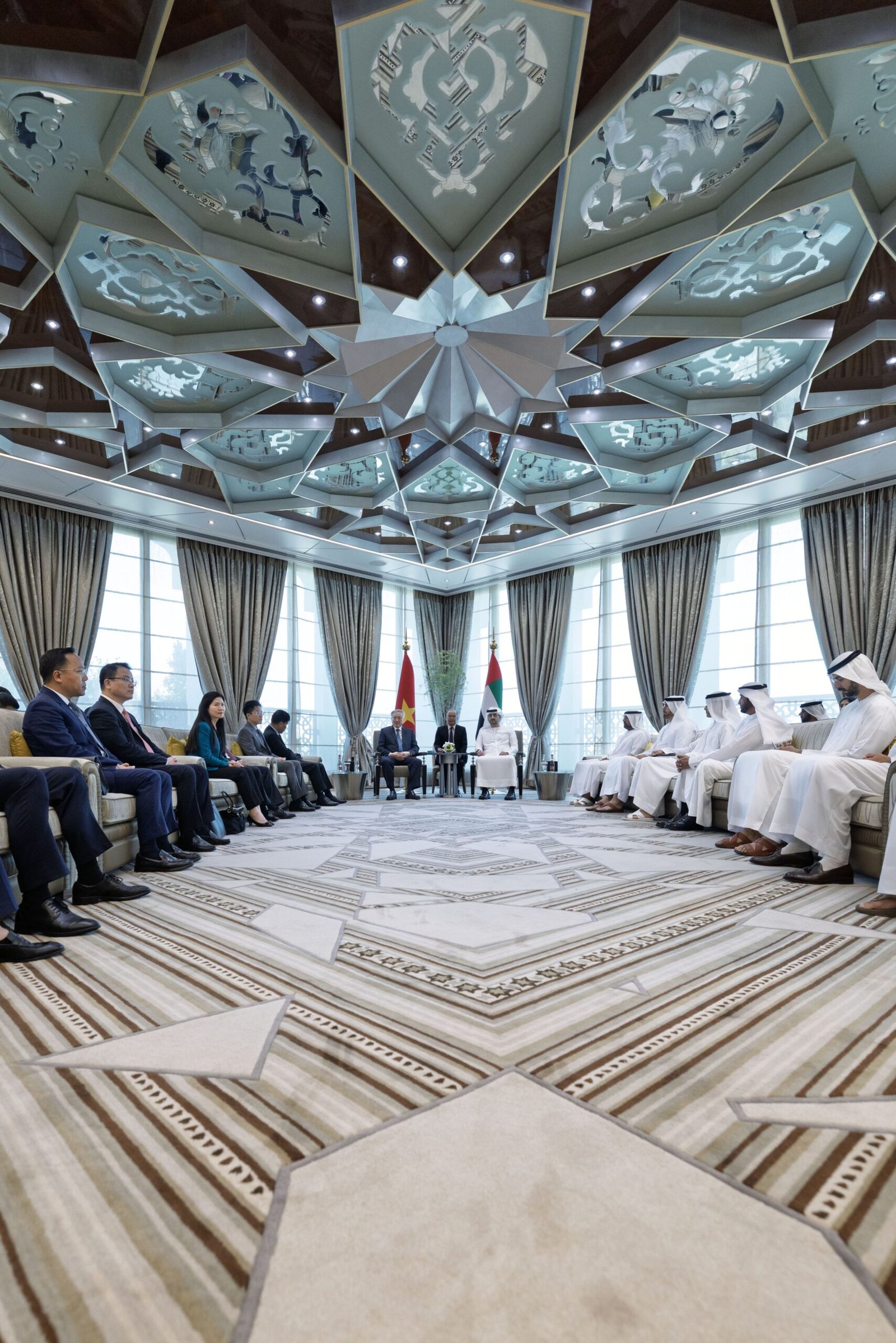 مكتوم بن محمد يبحث مع نائب رئيس الوزراء الدائم لجمهورية فيتنام الاشتراكية سبل تعزيز التعاون الثنائي وآفاق تطويره