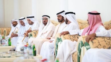 خليفة بن طحنون بن محمد يُقدِّم واجب العزاء في وفاة موزة أحمد السبوسي