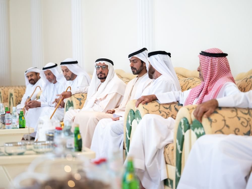 خليفة بن طحنون بن محمد يُقدِّم واجب العزاء في وفاة موزة أحمد السبوسي
