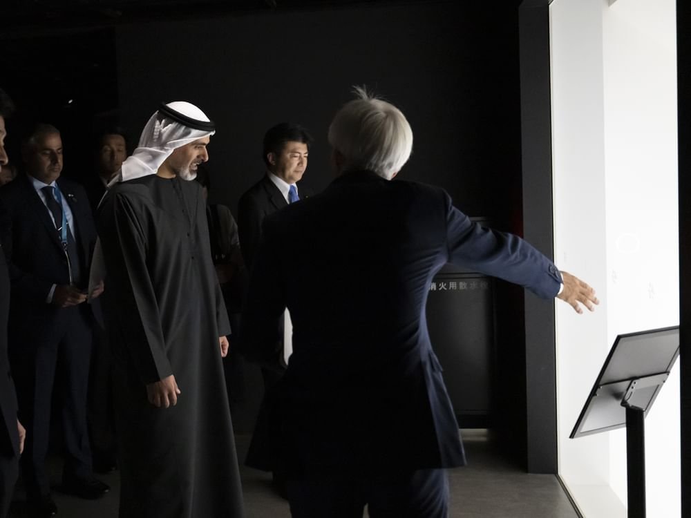 ولي عهد أبوظبي يزور جناح اليابان في معرض "إكسبو 2025 أوساكا" 1 أوساكا في 19 سبتمبر/ وام/ زار سموّ الشيخ خالد بن محمد بن زايد آل نهيان، ولي عهد أبوظبي، جناح اليابان في معرض "إكسبو 2025 أوساكا". واطلع سموه على أبرز مكونات الجناح ومعروضاته التي تُجسِّد رؤية اليابان الطموحة لمجتمع المستقبل، من خلال تقديم تصاميم معمارية مبتكرة مستوحاة من دورة الحياة، وتجارب تفاعلية تُسلِّط الضوء على مفاهيم الاستدامة وعلاقة الإنسان بالطبيعة والتكنولوجيا. وأشاد سمو الشيخ خالد بن محمد بن زايد آل نهيان بما يقدمه الجناح الياباني من تجارب مبتكرة تسهم في تعزيز الحوار الثقافي العالمي، مشيراً إلى أن نجاح اليابان في تقديم دورة متميزة من دورات إكسبو، عكست التزامها بقيم الاستدامة ورؤيتها المستقبلية، وأسهمت في ترسيخ مكانتها كوجهة رائدة لاحتضان الابتكار وتعزيز التعاون الدولي. رافق سموّه، خلال هذه الزيارة، كلّ من معالي الشيخ خليفة بن طحنون بن محمد آل نهيان، رئيس ديوان ولي عهد أبوظبي؛ ومعالي الدكتور سلطان أحمد الجابر، وزير الصناعة والتكنولوجيا المتقدمة، المبعوث الخاص لدولة الإمارات إلى اليابان؛ ومعالي ريم بنت إبراهيم الهاشمي، وزيرة دولة لشؤون التعاون الدولي؛ ومعالي محمد علي الشرفاء، رئيس دائرة البلديات والنقل؛ ومعالي سيف سعيد غباش، الأمين العام للمجلس التنفيذي لإمارة أبوظبي، رئيس مكتب ولي العهد في ديوان ولي عهد أبوظبي؛ ومعالي مريم عيد المهيري، رئيس مكتب أبوظبي الإعلامي، مستشار العلاقات الإستراتيجية في ديوان ولي العهد؛ وسعادة شهاب أحمد الفهيم، سفير فوق العادة لدولة الإمارات لدى اليابان، المفوض العام لجناح الدولة في "إكسبو 2025 أوساكا".
