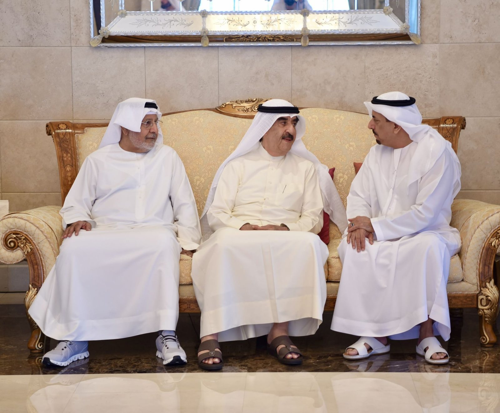 حاكم أم القيوين يقدم واجب العزاء في وفاة حسين خانصاحب 1 حاكم أم القيوين يقدم واجب العزاء في وفاة حسين خانصاحب