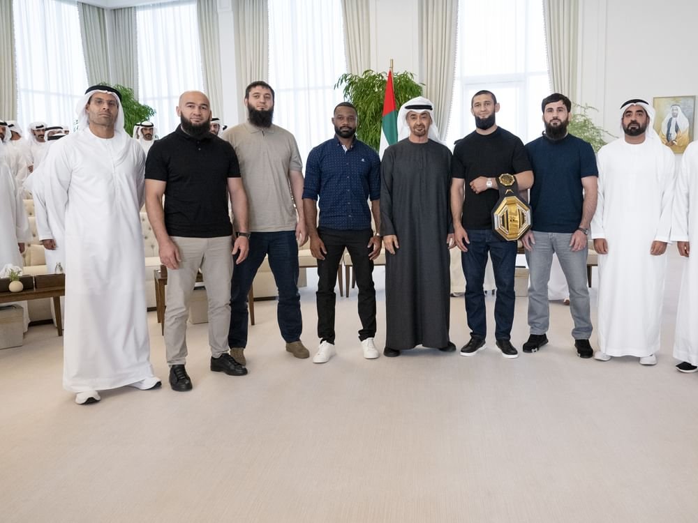 رئيس الدولة يستقبل بطل العالم في الوزن المتوسط في منافسات "يو اف سي"