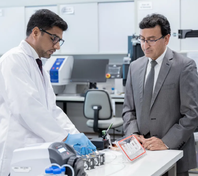 جامعة الإمارات تحصل على براءة اختراع أمريكية عن تطوير بطارية مبتكرة تحوِّل ثاني أكسيد الكربون إلى طاقة نظيفة