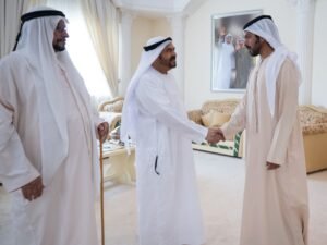 خليفة بن طحنون بن محمد يُقدِّم واجب العزاء في وفاة موزة أحمد السبوسي