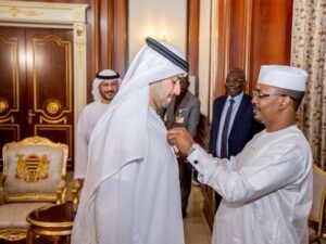 الرئيس التشادي يمنح رئيساً تنفيذياً لشركة إماراتية وسام "الفارس الوطني"
