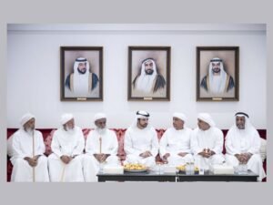 حمدان بن محمد يقدّم واجب العزاء في وفاة سعيد عامر حمد النيادي