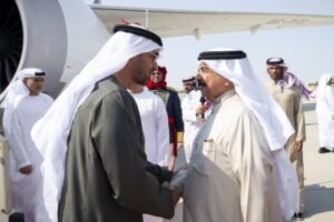 رئيس الدولة يصل البحرين في زيارة أخوية.. والملك حمد بن عيسى في مقدمة مستقبليه