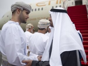 رئيس الدولة يصل إلى صلالة.. وسلطان عمان في مقدمة مستقبليه