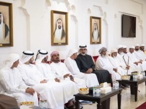 خالد بن محمد بن زايد يُقدم واجب العزاء في وفاة سعيد عامر النيادي