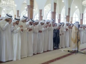 حاكم الشارقة يؤدي صلاة الجنازة على جثمان سلطان بن خالد بن محمد القاسمي