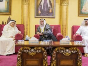 حاكم الشارقة يقدم واجب العزاء في وفاة الشيخ سلطان بن خالد بن محمد القاسمي