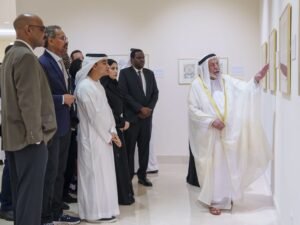 حاكم الشارقة يلتقي الدفعة الأولى من طلبة الدكتوراه بجامعة الدراسات العالمية