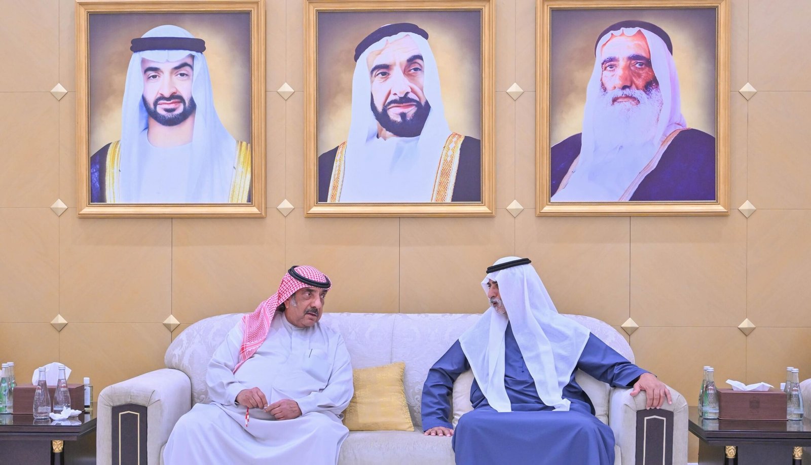 نهيان بن مبارك يقدّم واجب العزاء بوفاة الشيخة عائشة محمد خلف