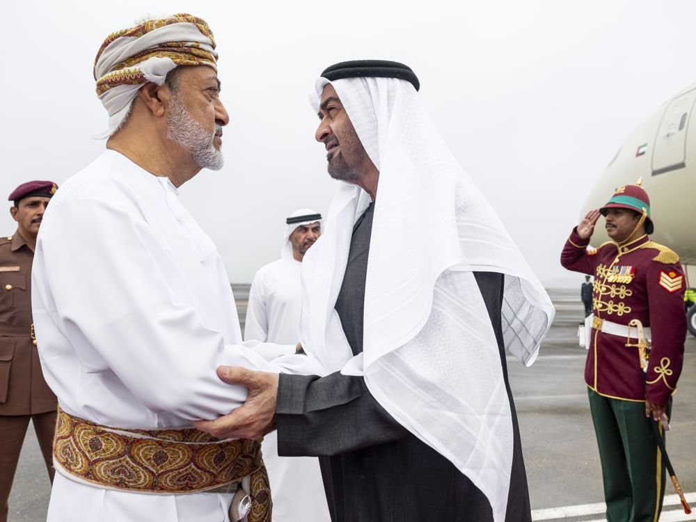 رئيس الدولة يصل إلى صلالة.. وسلطان عمان في مقدمة مستقبليه 1 رئيس الدولة يصل إلى صلالة.. وسلطان عمان في مقدمة مستقبليه