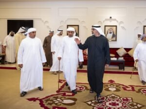 خالد بن محمد بن زايد يُقدم واجب العزاء في وفاة سعيد عامر النيادي