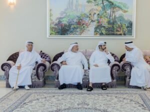حمدان بن محمد يقدم واجب العزاء في وفاة حسين بن عبدالرحمن خانصاحب