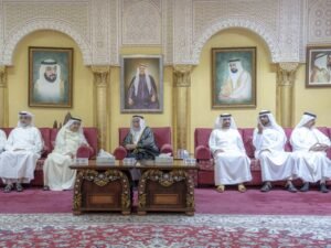 حاكم الشارقة يقدم واجب العزاء في وفاة الشيخ سلطان بن خالد بن محمد القاسمي