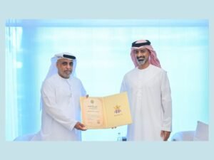 عمار بن حميد يمنح قيادتين أمنيتين بدبي "وسام شرطة عجمان"
