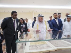 حاكم الشارقة يلتقي الدفعة الأولى من طلبة الدكتوراه بجامعة الدراسات العالمية