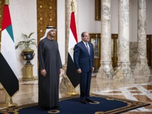 رئيس الدولة والرئيس المصري يبحثان في القاهرة العلاقات الأخوية والتطورات في المنطقة