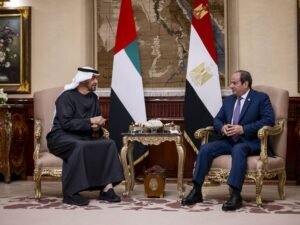 رئيس الدولة يصل القاهرة في زيارة أخوية.. والرئيس المصري في مقدمة مستقبليه