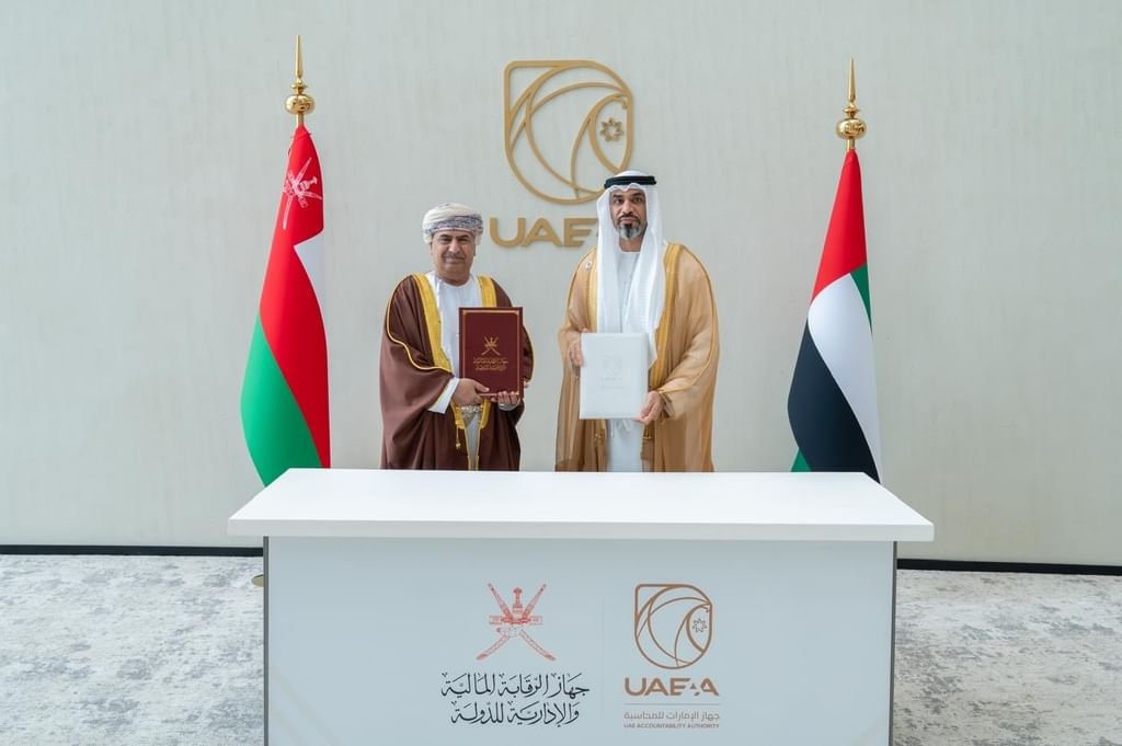 الإمارات وسلطنة عُمان يوقعان مذكرة تفاهم لتعزيز التعاون في المجال الرقابي 1 الإمارات وسلطنة عُمان يوقعان مذكرة تفاهم لتعزيز التعاون في المجال الرقابي