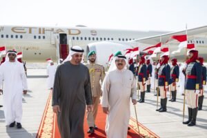رئيس الدولة يصل البحرين في زيارة أخوية.. والملك حمد بن عيسى في مقدمة مستقبليه