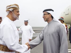 رئيس الدولة يصل إلى صلالة.. وسلطان عمان في مقدمة مستقبليه
