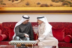 رئيس الدولة يصل البحرين في زيارة أخوية.. والملك حمد بن عيسى في مقدمة مستقبليه