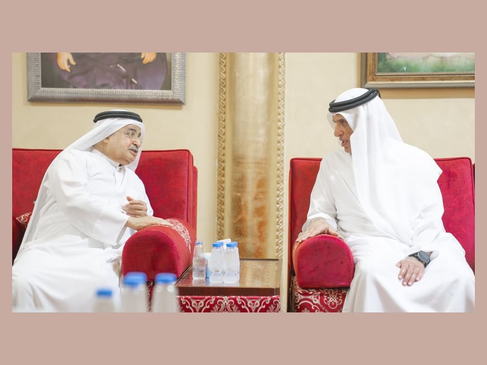 سعود بن صقر يقدّم واجب العزاء في وفاة سلطان بن خالد بن محمد القاسمي