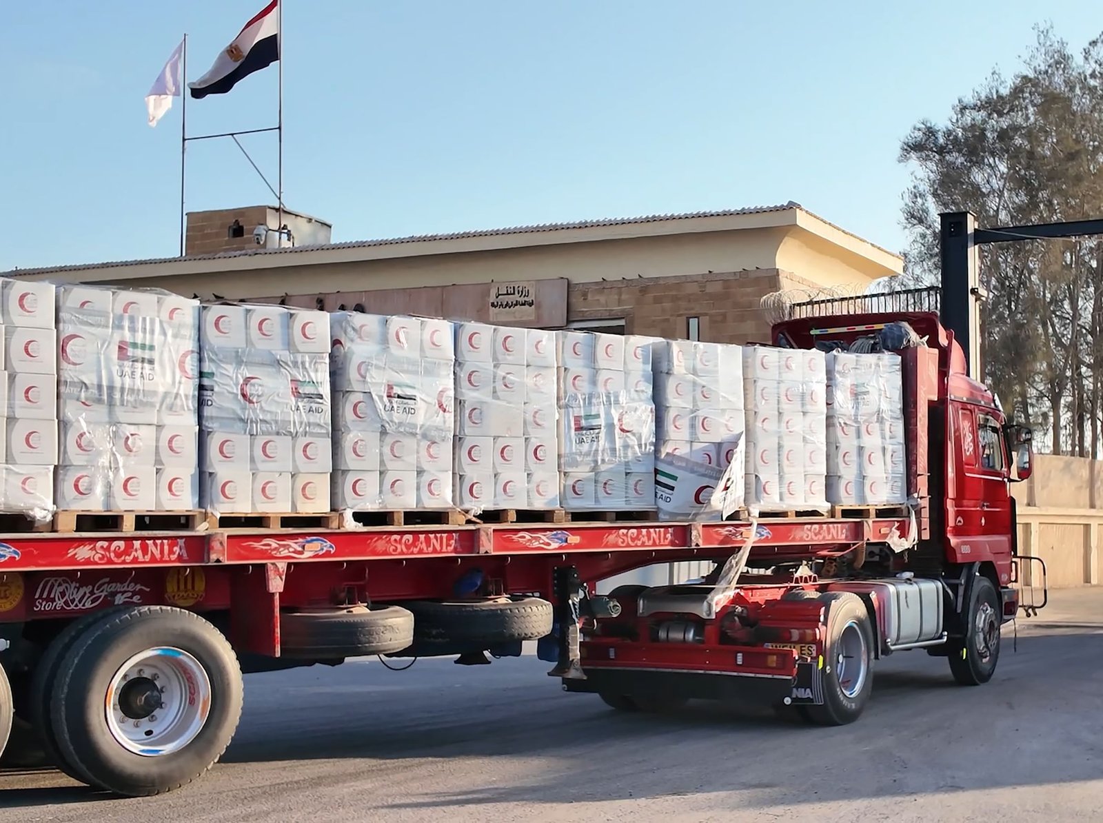 الإمارات تواصل دعمها الإنساني.. 128 شاحنة مساعدات تدخل غزة خلال أسبوعين 1 الإمارات